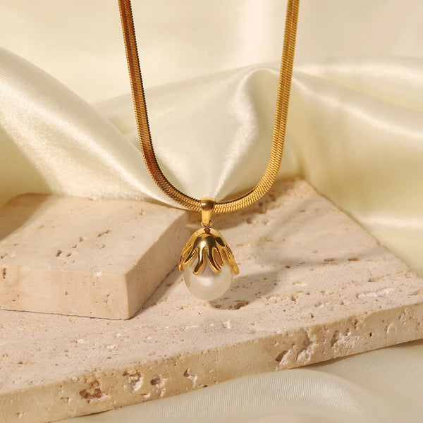 Golden Dewdrop Pearl Pendant Necklace