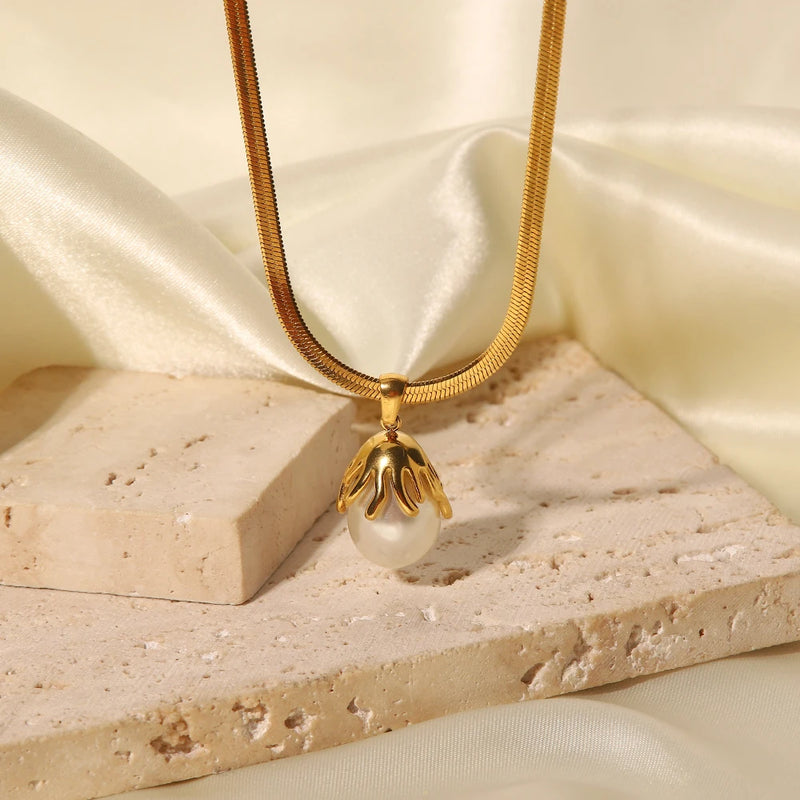 Golden Dewdrop Pearl Pendant Necklace
