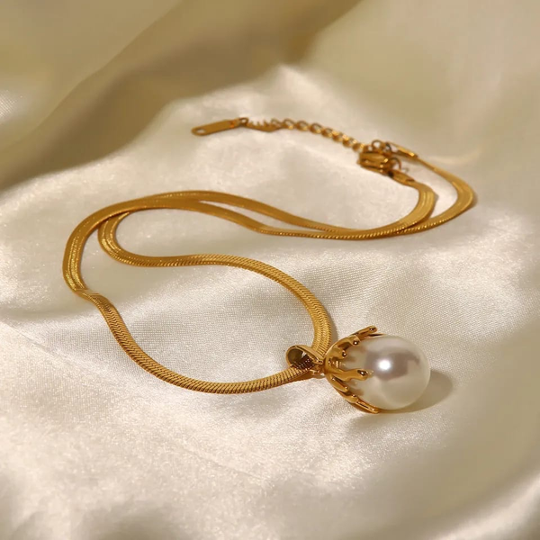 Golden Dewdrop Pearl Pendant Necklace