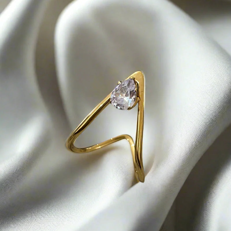 Vogue Veil Pear Gold Ring